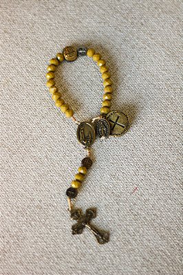 TERÇO DE BOLSO, TOM MOSTARDA