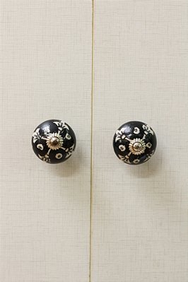 Puxador de Porcelana preta com floral branco