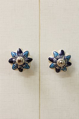 Puxador de Porcelana Off-white com detalhe azul claro e escuro