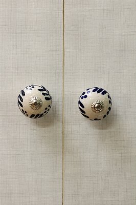 Puxador de Porcelana Off-white com detalhes na cor azul escuro