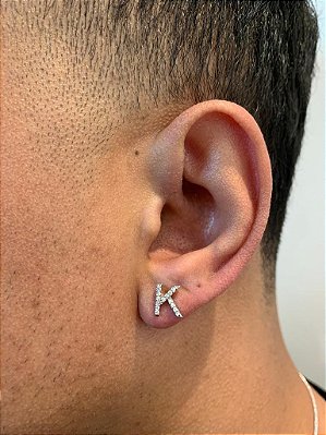 Brinco Masculino Par Letra K (8,4X7,4mm) Banhado A Ouro Branco