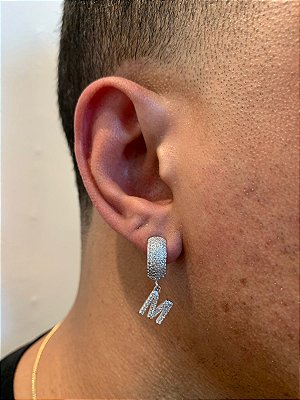 Brinco Com Letra M Pendurada (9,8X7,5mm) Banhado A Ouro Branco