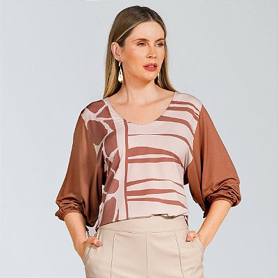 Blusa decote V de manga 3/4 com estampa de girafa miravest