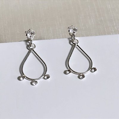Brinco Gota e Zircônias Prata 925
