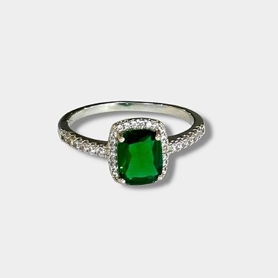 Anel Cravejado com Zircônia  Retangular Verde em Ródio Branco