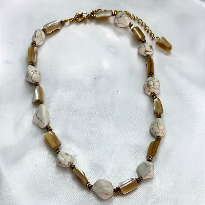 Colar de Pedra Howlita Branca e Elementos Caramelo com Acabamento Dourado