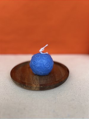 Vela decorativa em formato de lua colorida