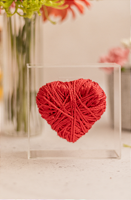 Coração vermelho decorativo em caixa de acrílico