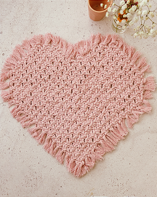 Sousplat de coração em macramê rosa kit com duas unidades