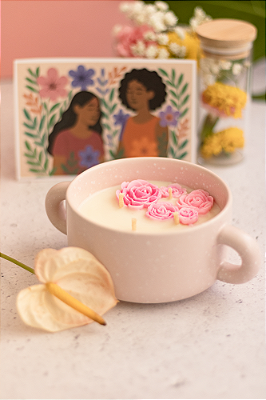 Vela rosas em pote de cerâmica rosa 240gr