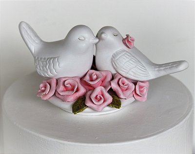 TOPO DE BOLO POMBINHOS, PASSARINHOS NO NINHO DE ROSAS