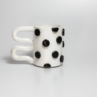 Caneca Yayoi Kusama Branca e Preta
