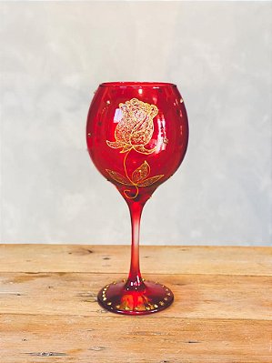 Taça vermelha com rosa dourada