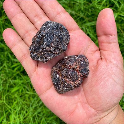 Pedra bruta Granada - sucesso, força pessoal e sensualidade