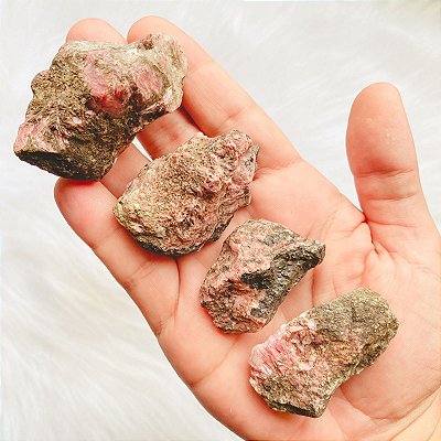 Pedra bruta Rodonita - equilibro emocional e magnetismo