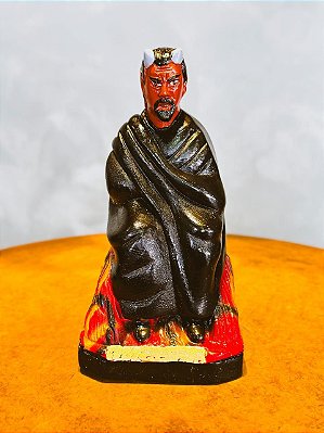 Imagem Exu Capa Preta sentando em gesso - 18cm