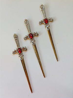 Punhal prata com strass vermelho