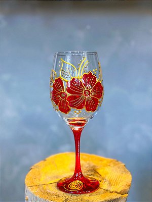 Taça com rosas com vermelho e fundo transparante