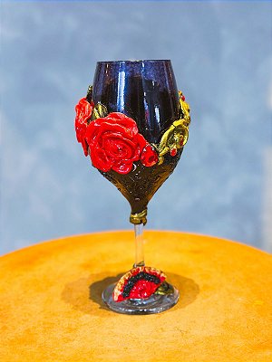 Taça luxo preta e dourado com rosas vermelha strass e leque