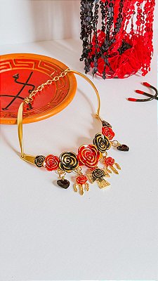 colar gargantilha folheado de pomba gira com rosas pretas e vermelhas