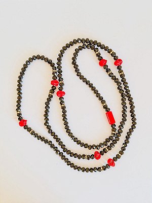 Guia de Cristal preta com caveira vermelha