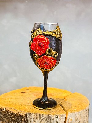 Taça luxo preta com rosas vermelhas