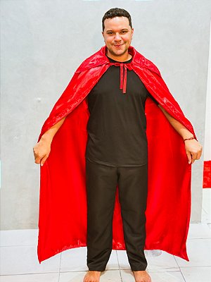 Capa vermelha de cetim com gola