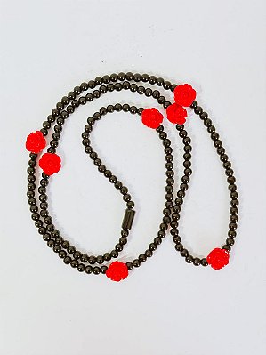 Guia de porcelana preta com rosas vermelhas