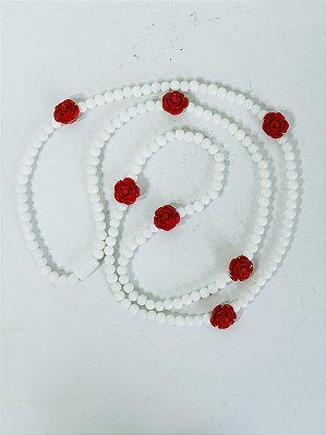 Guia de porcelana branca com rosas vermelhas