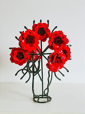 Ferradura para assentamento tridente e 7 rosas vermelhas