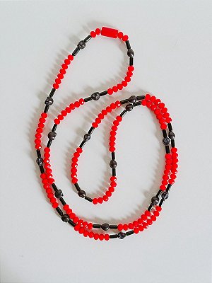 Guia de cristal com coral preto e caveira