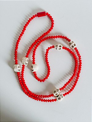 Guia de cristal vermelho com caveira branca