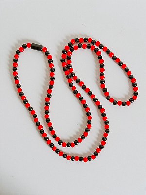 Guia de porcelana preta e vermelha intercalada