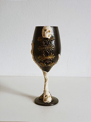 Taça luxo Pomba Gira preta com mão de caveira