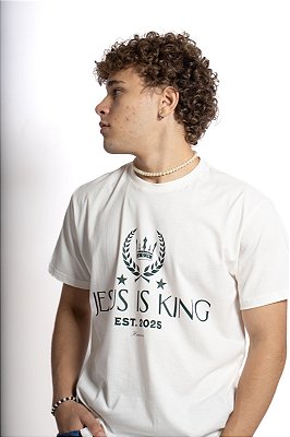T-SHIRT JESUS IS KING OFF WHITE COM VERDE UNISSEX TRADICIONAL PREMIUM