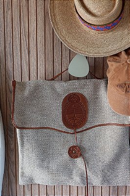Porta-poncho/ Pasta de Tela e couro | Arandu