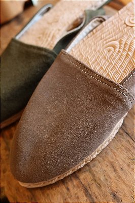 Alpargata Couro Camurça - Cor Fendi | Arandu