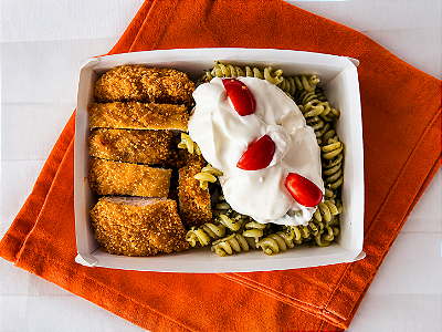 Frango Empanado com Macarrão ao Pesto com Sour Cream e Tomate Cereja - 200g ou 350g