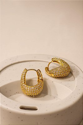 BRINCO ARGOLA FECHO BOLD ONDULADA CRAVEJADA COM ZIRCÔNIAS