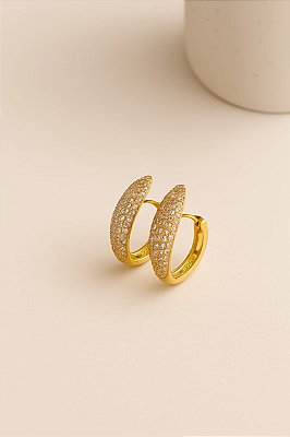 ARGOLA FECHO FRENTE ALONGADA E CRAVEJADA COM ZIRCÔNIAS