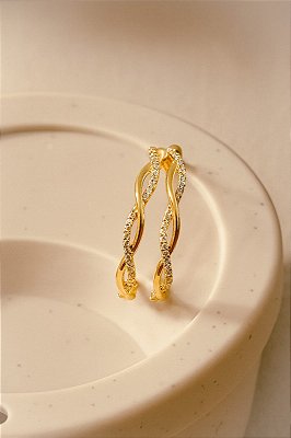 BRINCO ARGOLA TRANSPASSADA LISA E CRAVEJADA