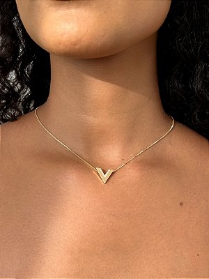 Colar V Cravejado Banhada a Ouro 18k - COR007