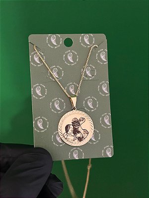 Colar Pingente Medalha Detalhada Personalizada (23mm) Banhada a Ouro 18k