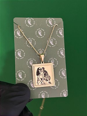Colar Pingente Quadrado Detalhado Personalizado (21x23mm) Banhada a Ouro 18k