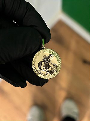 Corrente 50cm + Pingente Medalha Detalhada Personalizada (23mm) Banhada a Ouro 18k