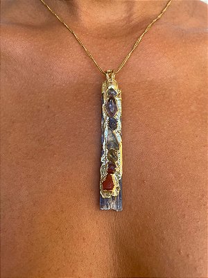 Pingente 7 Chakra com eletroplayting dourado na Cianita Azul