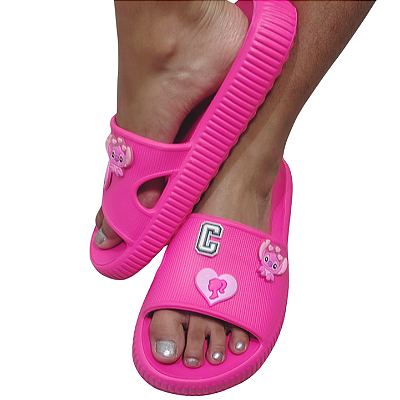 Chinelo Nuvem Slide Pink em EVA com 03 Pins à sua escolha