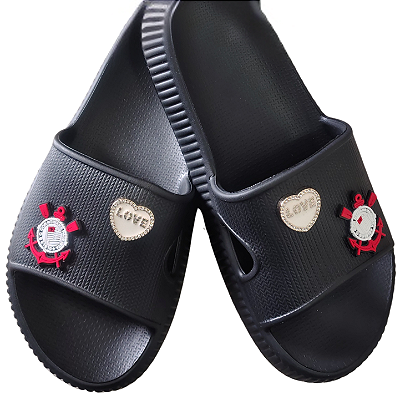 Chinelo Nuvem Slide Preto em EVA com 02 Pins à sua escolha - tema futebol