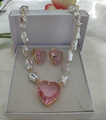 Conjunto Colar Pérolas  Estilo Barroco com Pingente e Brinco Coração Pedra Zircônia Banhado em Ouro 18k.