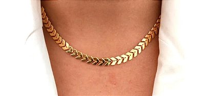 Colar Choker Feminino  Escama de Peixe Seta Liso Banhado em Ouro 18k.